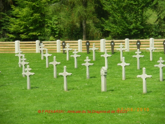 Photo des croix du cimetière en août 2010